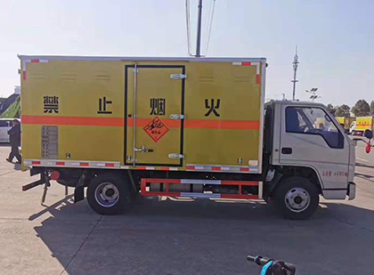 革吉爆破器材运输车工人安全操作规范与智能技术保障